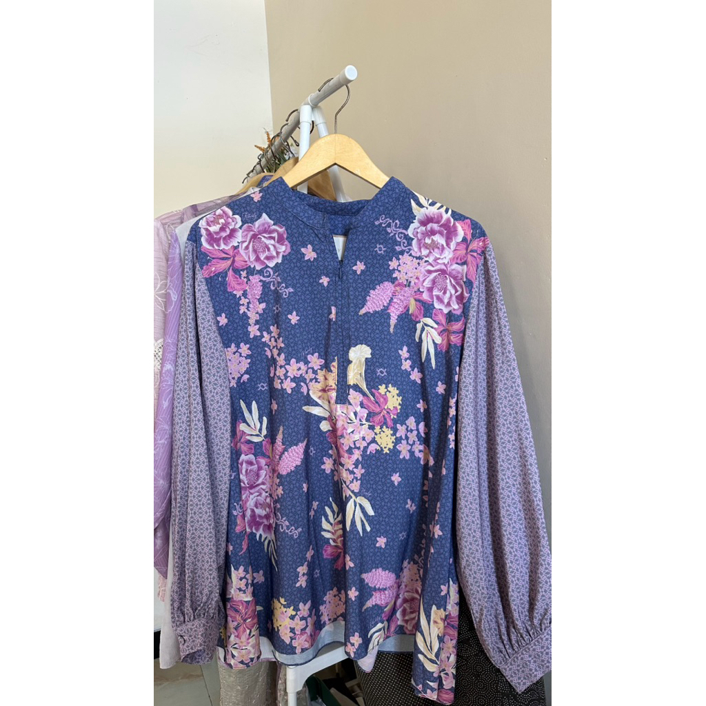 preloved wearing klamby blouse