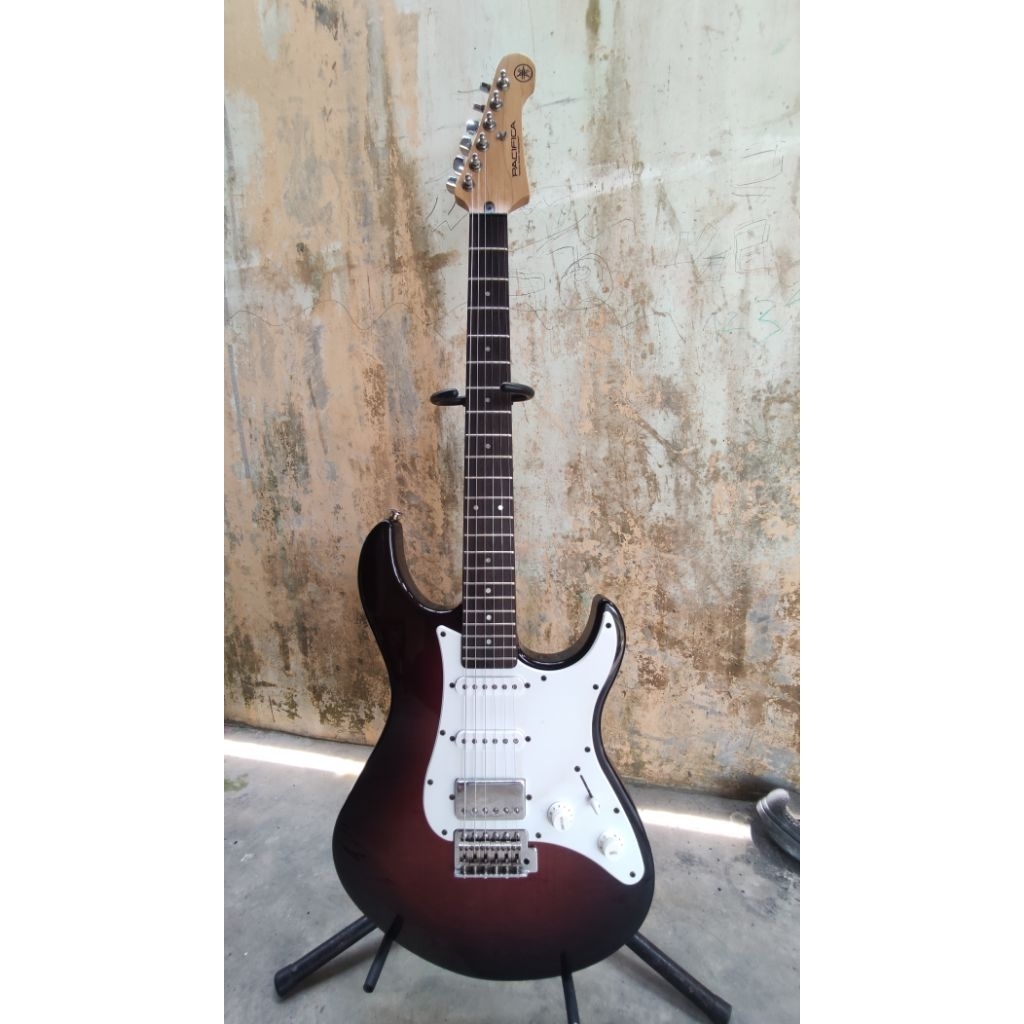 gitar listrik Yamaha pacifica 112 j