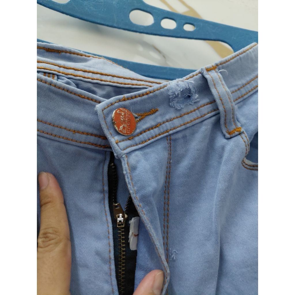 Celana jeans/levis denim warna blue sky biru langit prlove barang masih bagus masih mulus celana lev