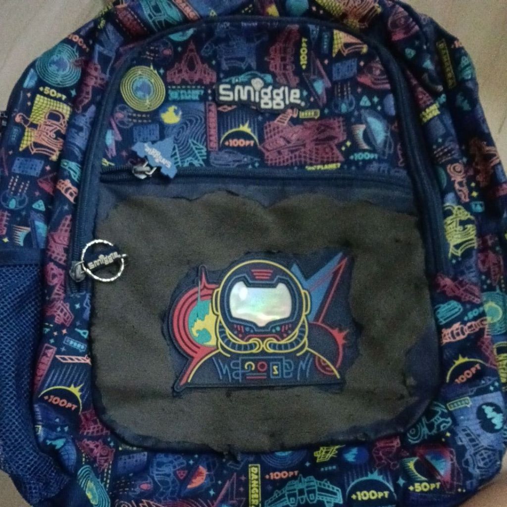 tas sekolah cowok merk smiggle original Singapore. preloved. hanya bagian depan yang kulitnya uda le