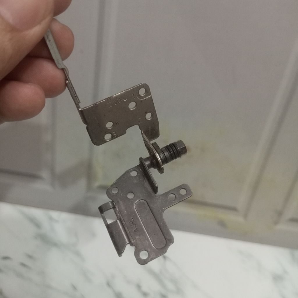 Engsel (Hinges) Bekas Cabutan dari Laptop Acer Aspire E14