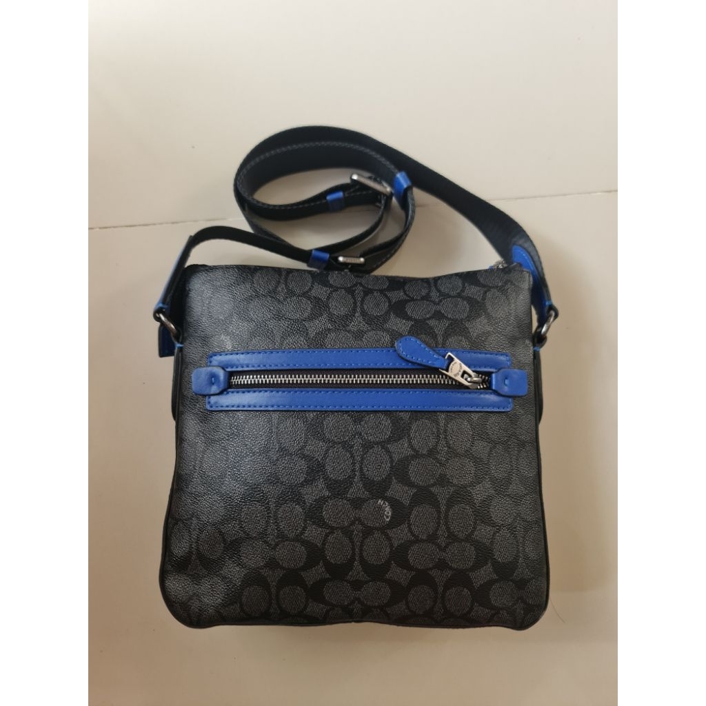 109. Tas SlingBag Pria Coach New York Black Grey with Blue
Mantan / Bekas / Second

Size : 25.5cm x 