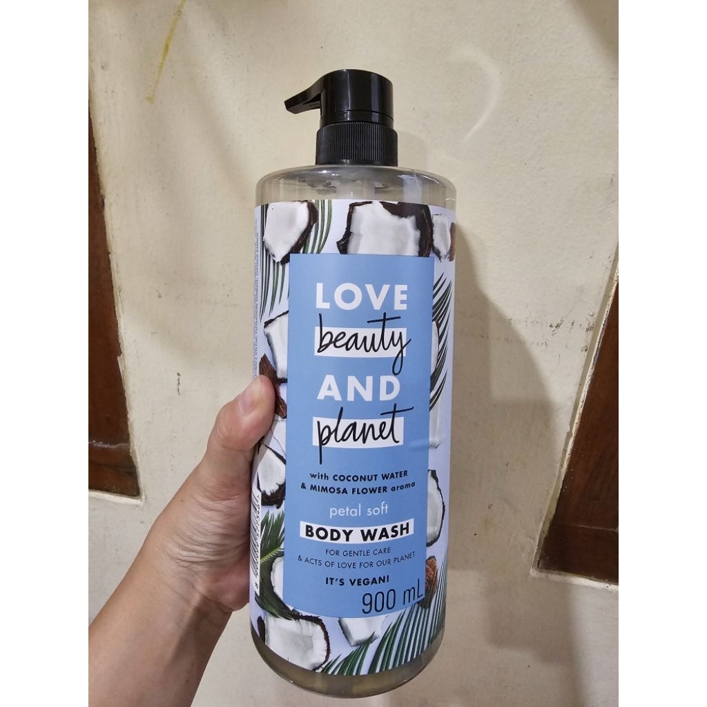 Love Beauty & Planet Petal Soft - Coconut Water & Mimosa Flower Body Wash  900ml