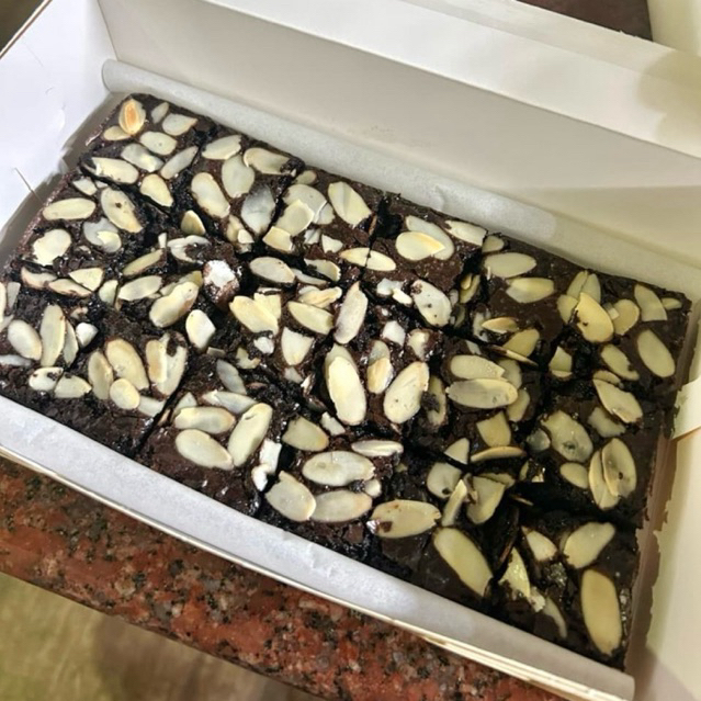 FUDGY BROWNIES SHINY CRUST | By Cravory Bali