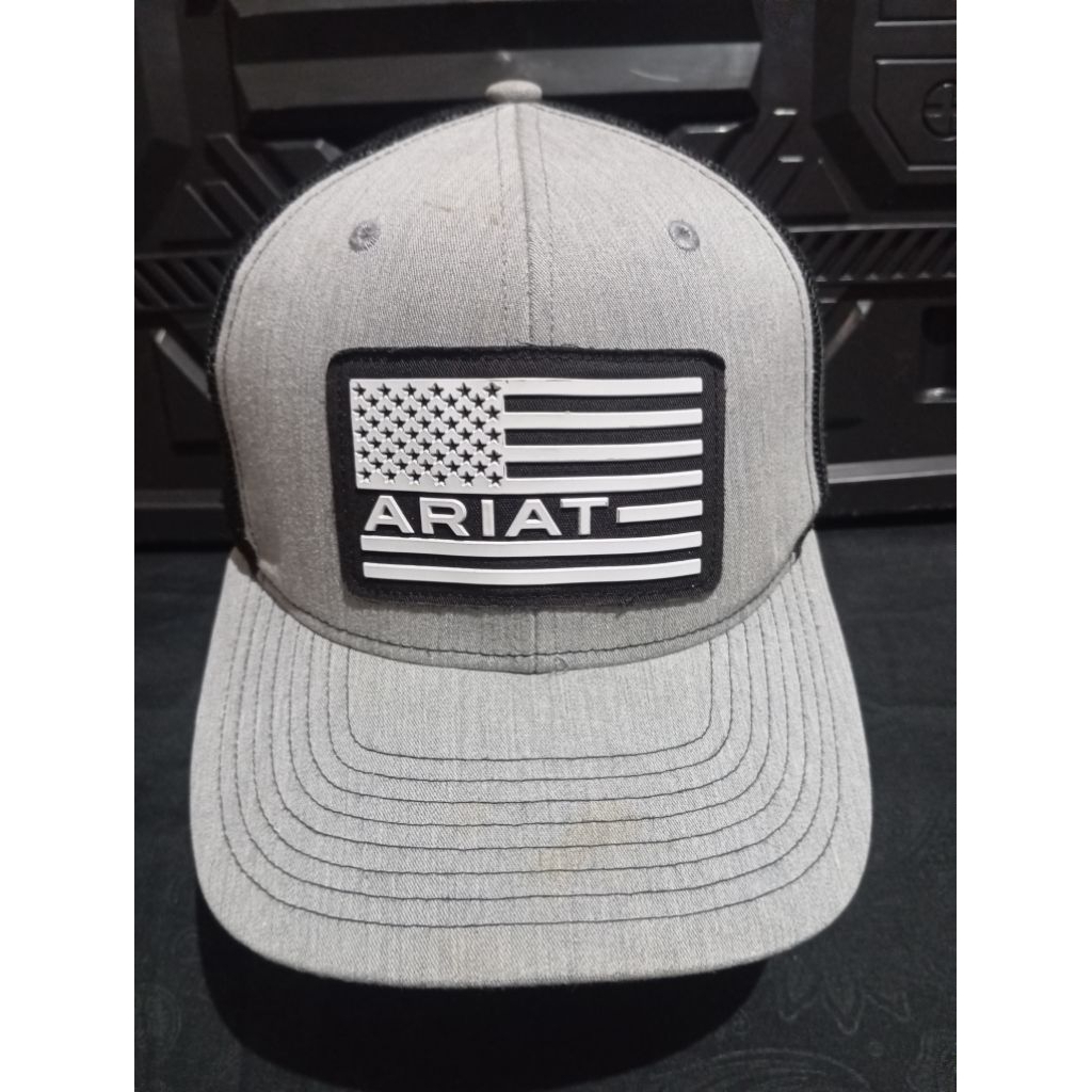 topi ariat abu