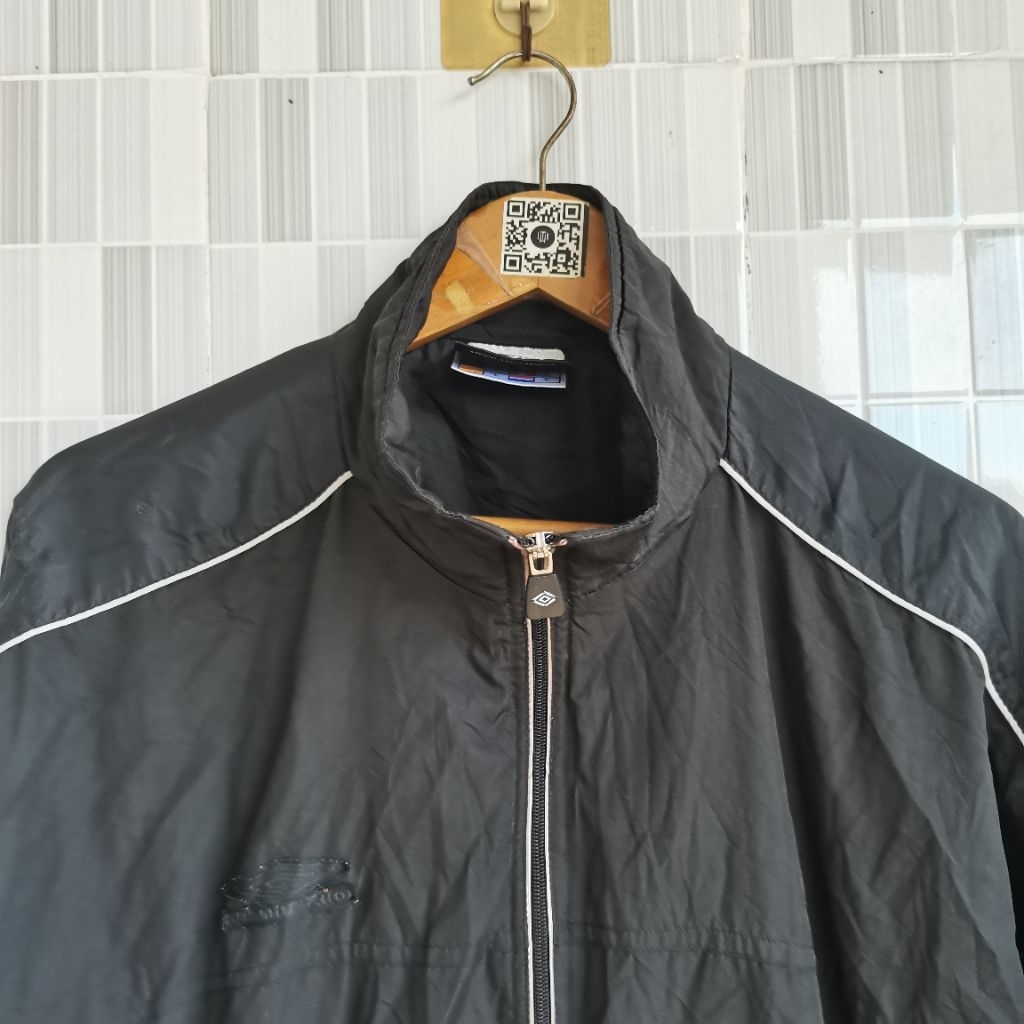 1474. WINDBREAKER UMBRO WARNA HITAM SIZE XL PRELOVED