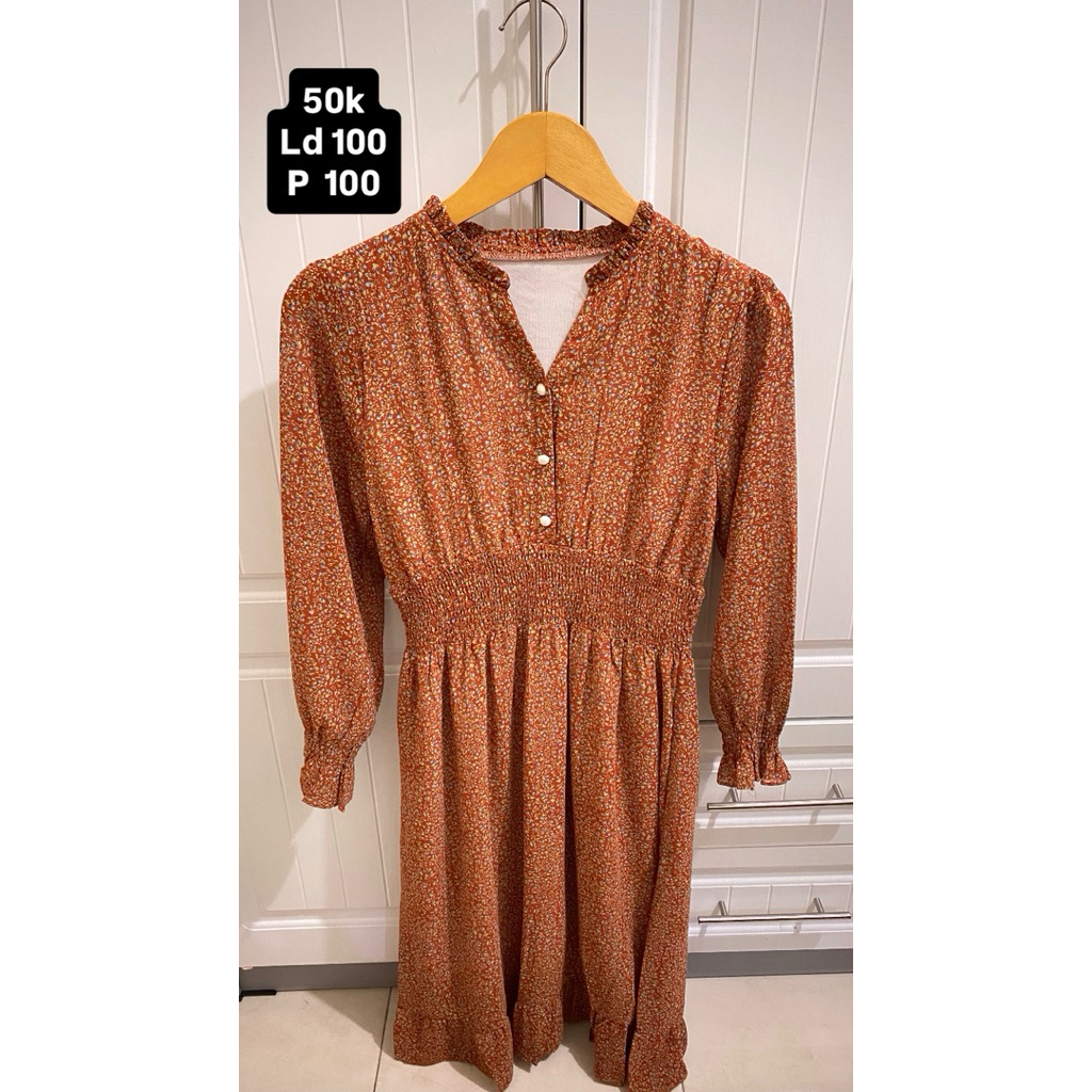 Dress motif bunga kecil
