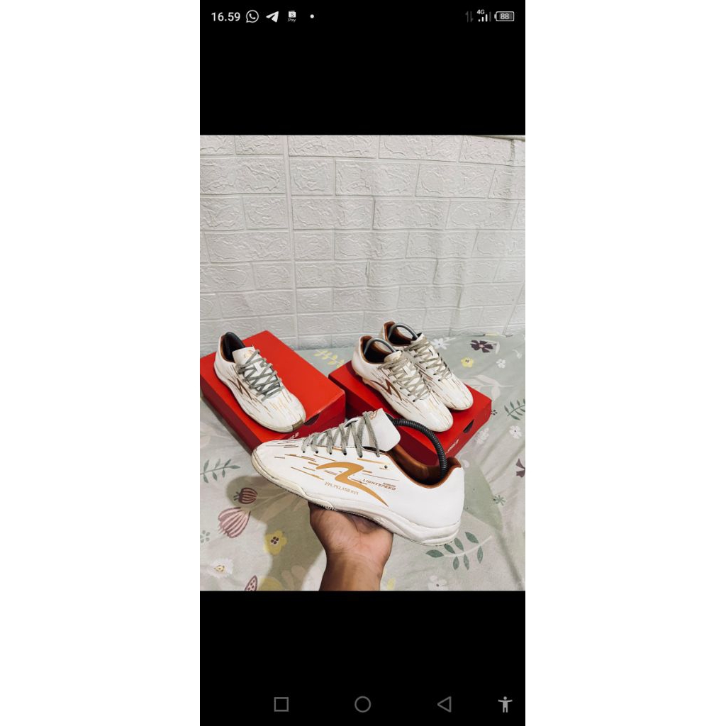 spatu futsal space