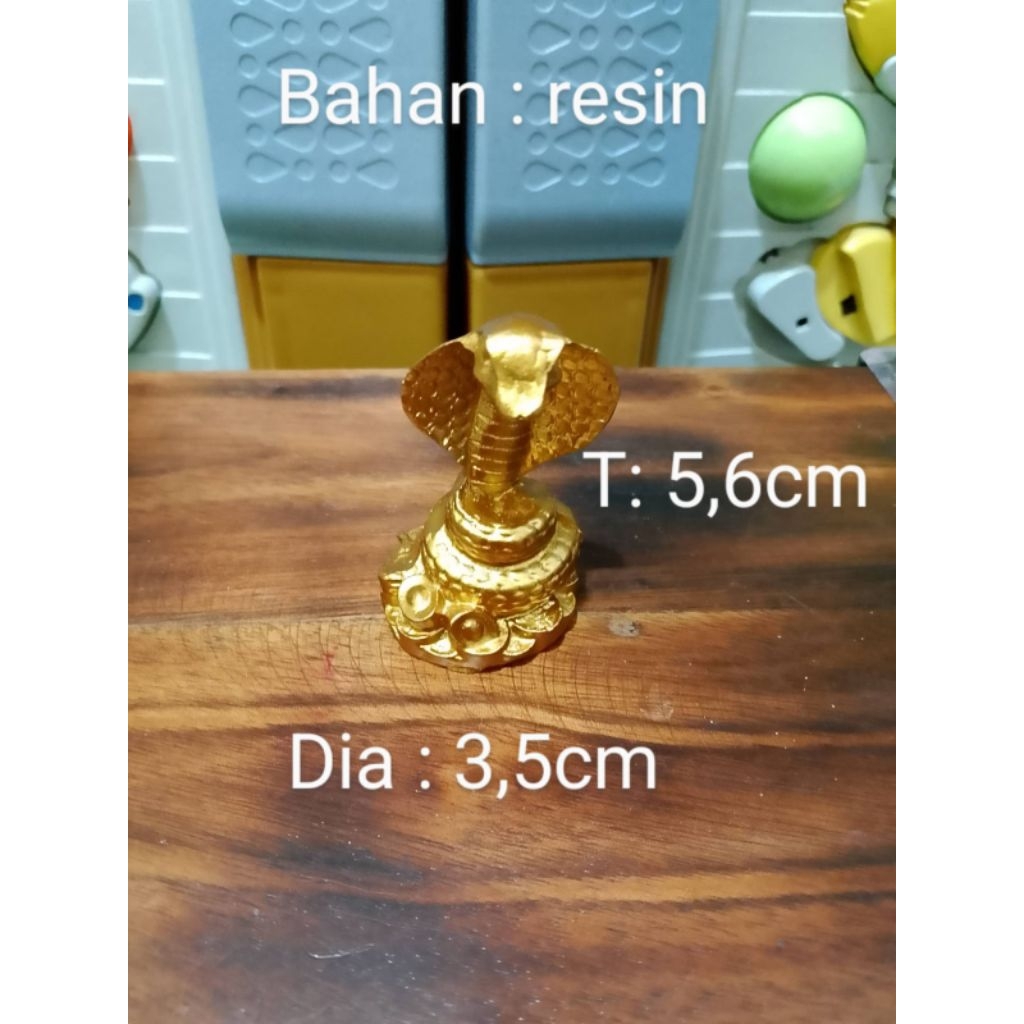 Miniatur Patung Ular Kobra Warna Emas