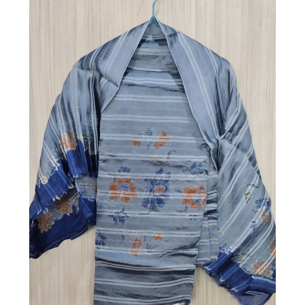 Kain gamis bahan serat warna biru motif bunga garis putih