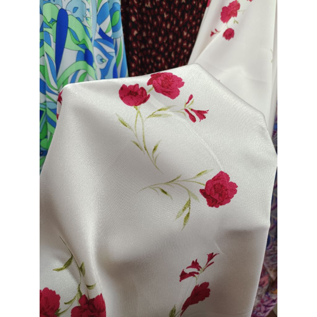 Kain Satin Silk Motif Bunga Mawar Merah Kecil - Kain Super flowly - Kain Lembut Jatuh Elegan - lqb