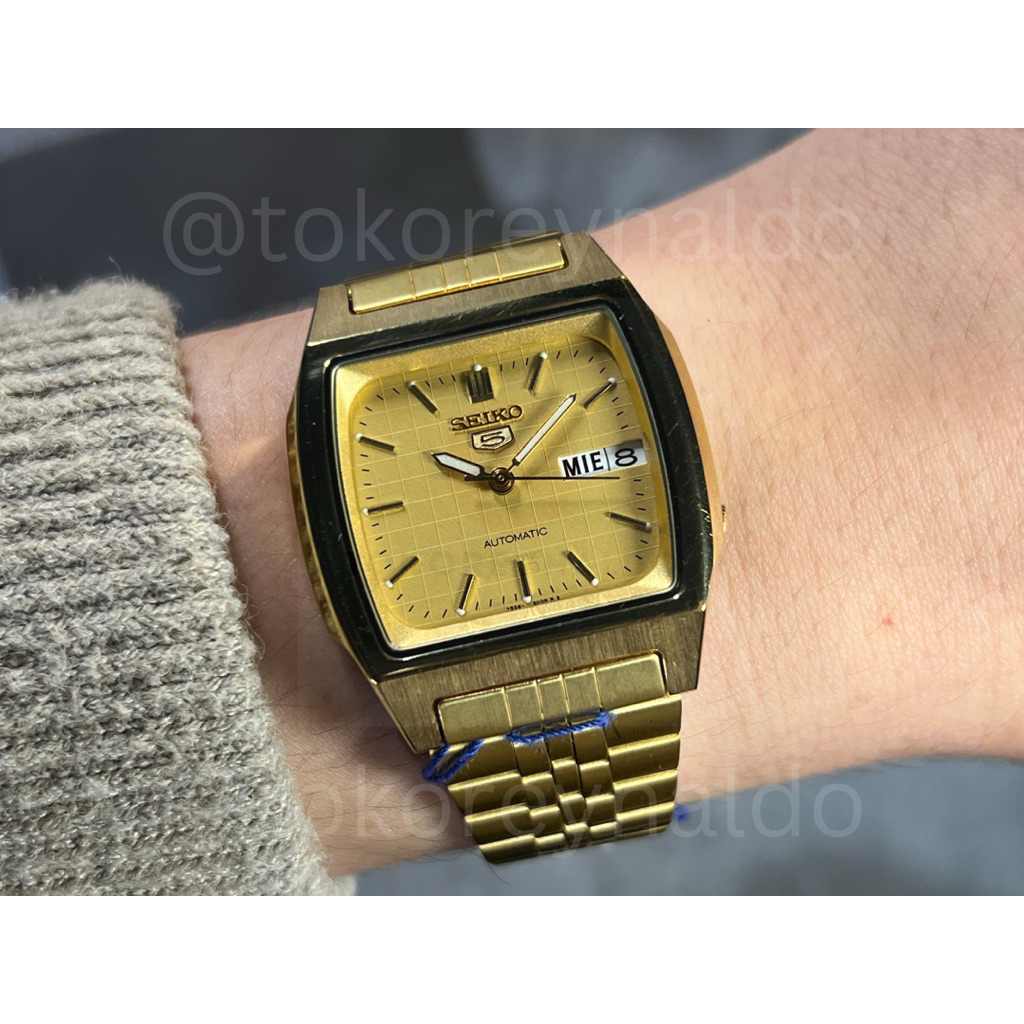 JAM TANGAN VINTAGE SEIKO 5 EARLY MODEL 7S26-5860 TV SHAPE G0LD TONE G0LD WAFFLE DIAL LX2262