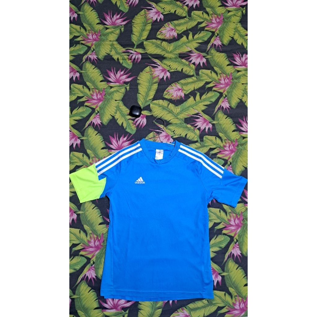 ​[PRELOVED] Jersey Adidas Biru Asimetris Lengan Neon - Kondisi Istemewa, No Minus