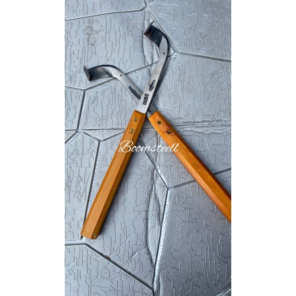 Pisau sadap pohon karet gagang kayu
