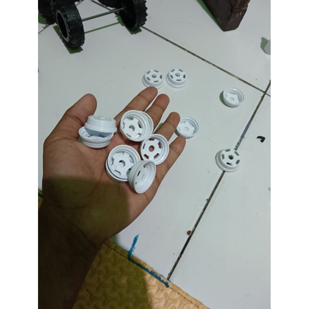 velg copotan ban miniatur truk plastik PER BIJI