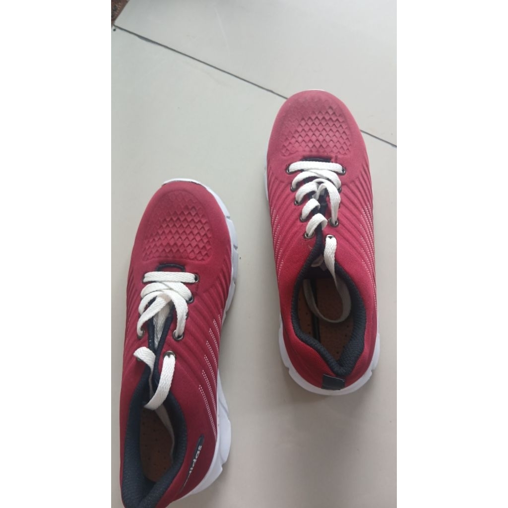 sepatu sneaker pria adi**s merah maroon