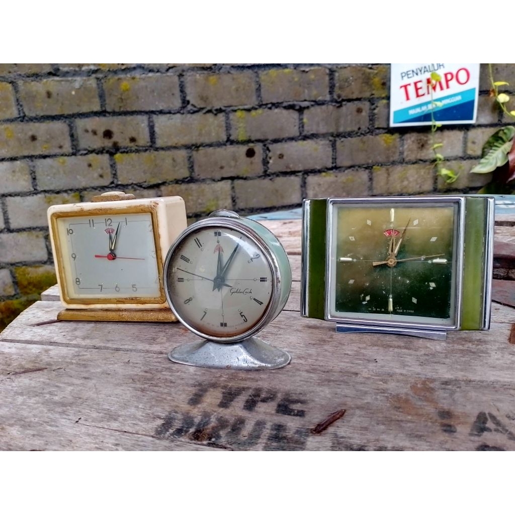 jam weker meja jadul vintage lawas nyala/on