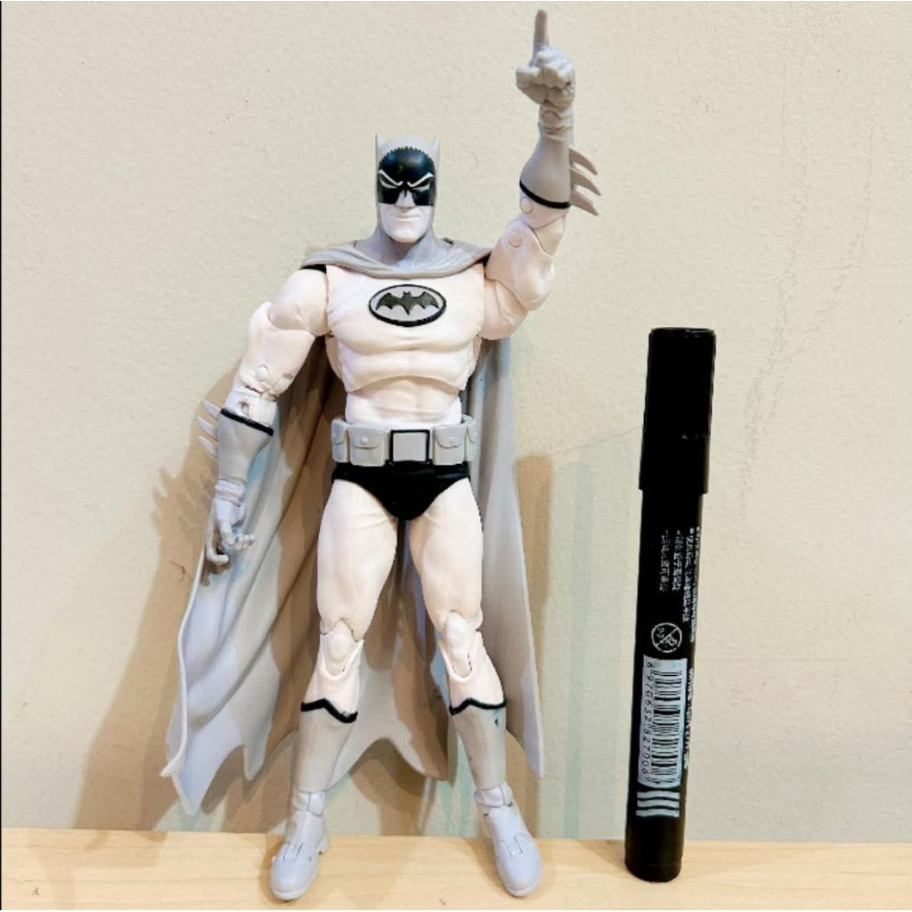 Mainan action figure Batman DC Multiverse Bat-Manga Batman Platinum Edition action figure, which is 