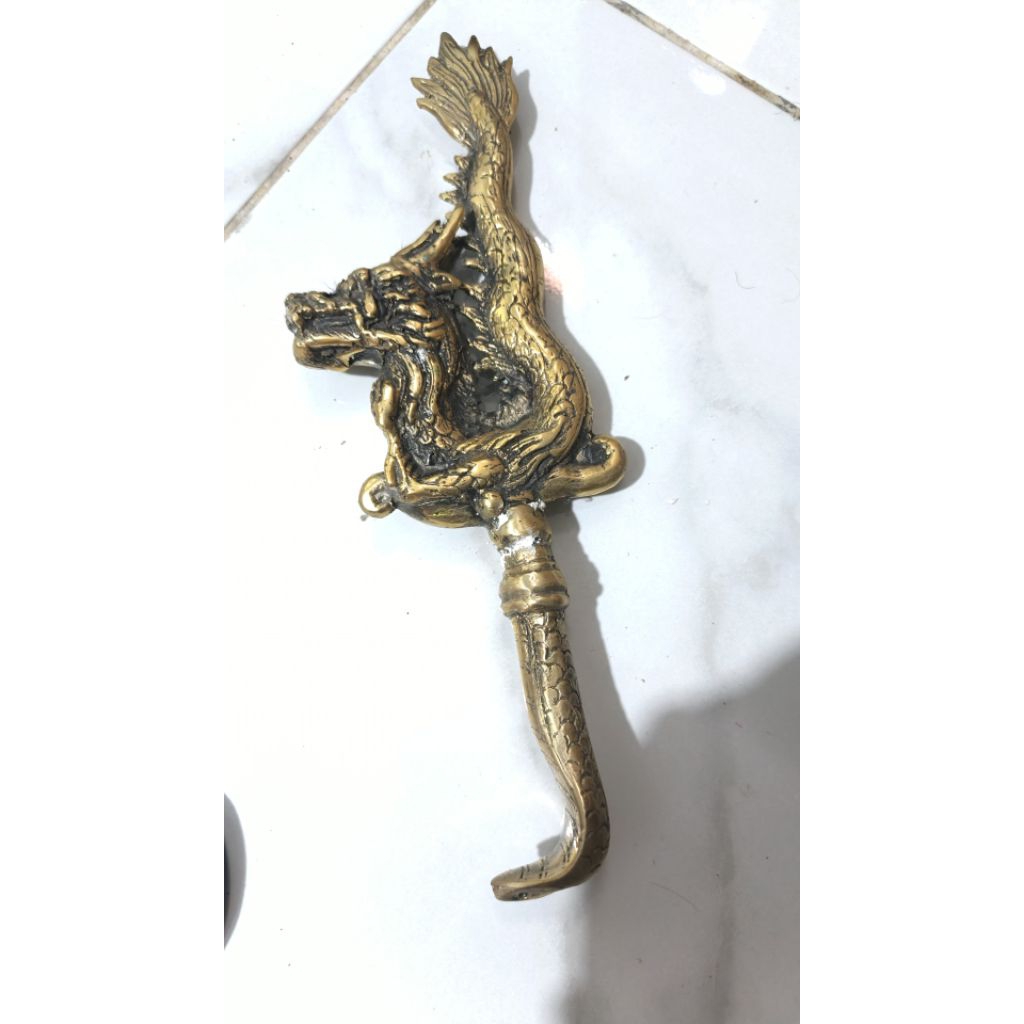 Pajangan Naga Kuningan pegangan motif ular