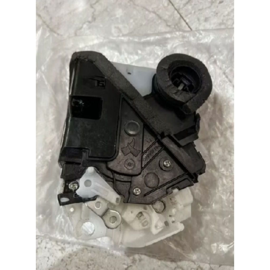 Door lock  pintu agya Ayla original