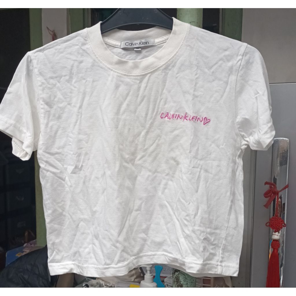 Atasan Kaos Wanita Croptop warna Putih merk Calvin Klein Preloved