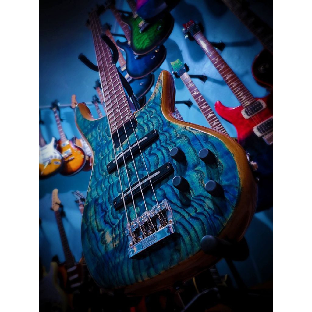 Gitar bass washburn kondisi baru sudah setibg wenak tibggal jrankkkk....