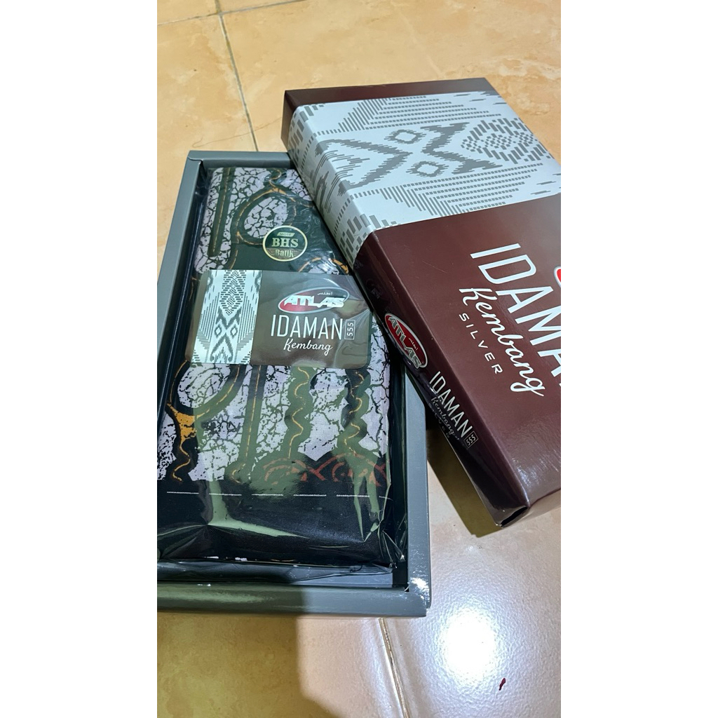 Sarung atlas idaman 555 kembang silver motif bhs