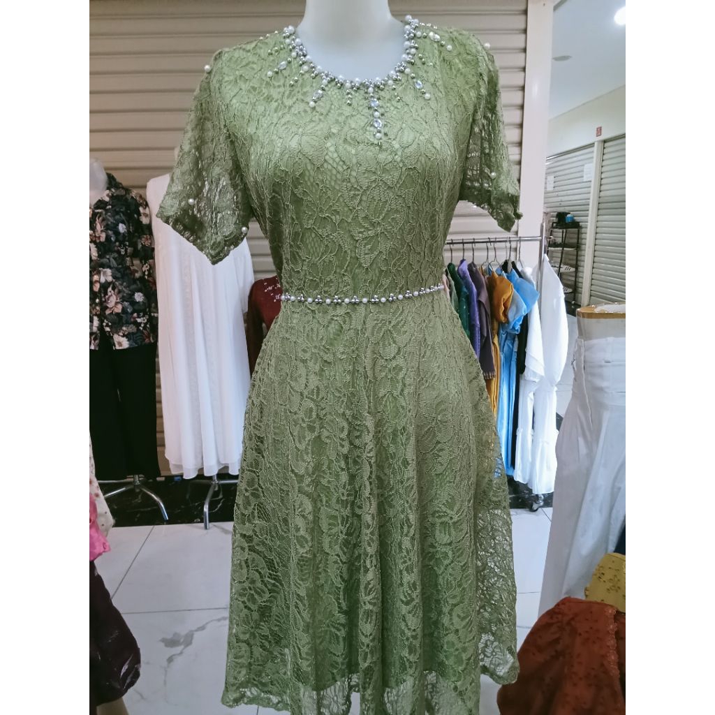 MIDI DRESS BAHAN FULL BROKAT POLOS TANPA GLITER WARNA HIJAU MUDA MERAH MARON COKLAT MOCCA LD 100 PAN