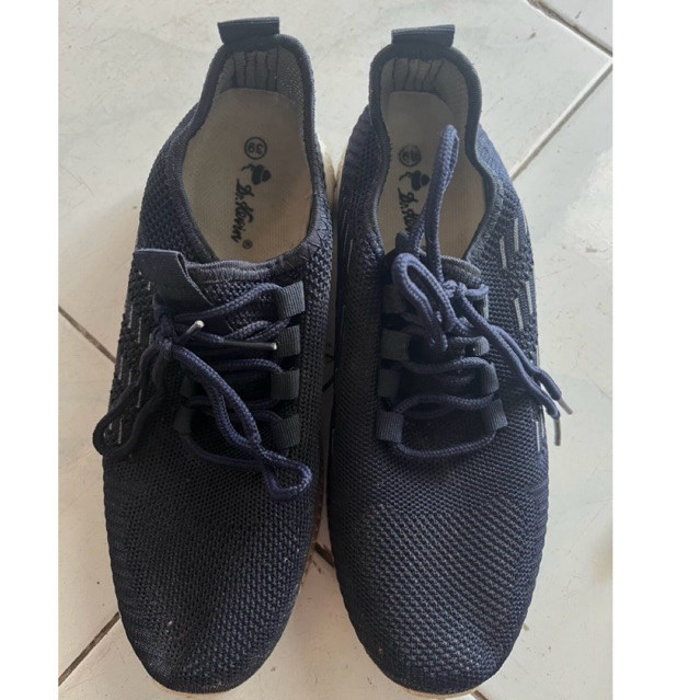 (prelove) sepatu olahraga wanita merk dr kevin