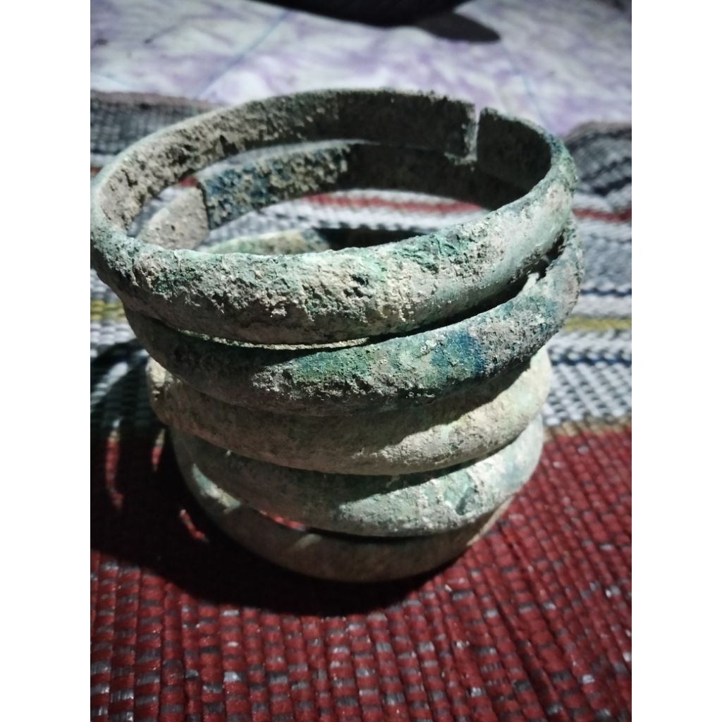 benda kuno antik dan temuan gelang perunggu ukuran dewasa