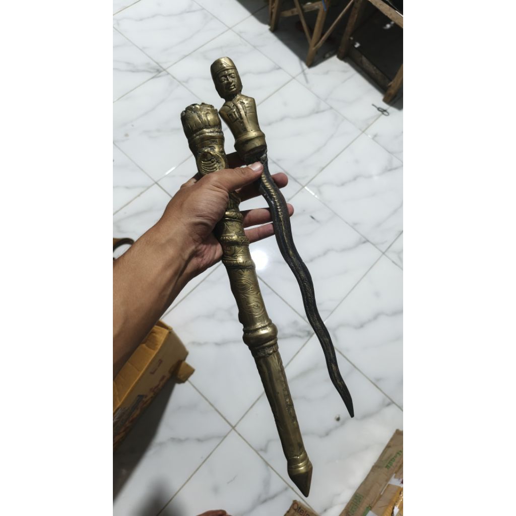 pajangan kuningan motif sukarno 50cm