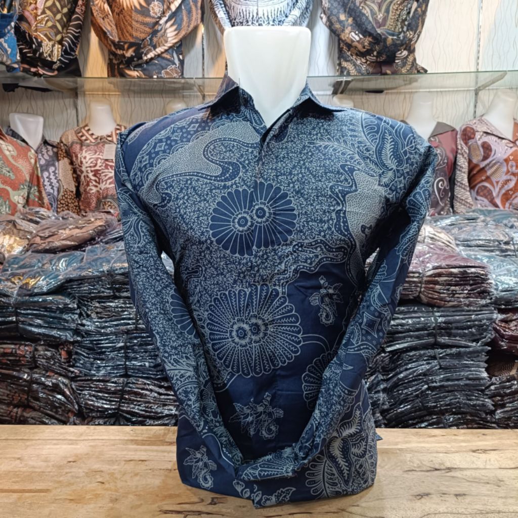 Kemeja batik warna biru dongker