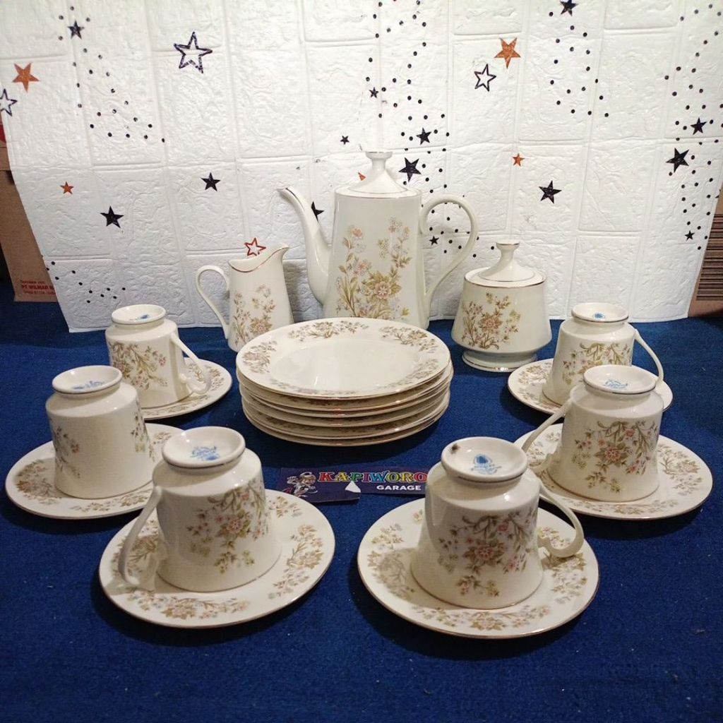 teko set,cangkir dan piring tatakan keramik gaya antik/vintage dengan motif bunga - bunga kecil