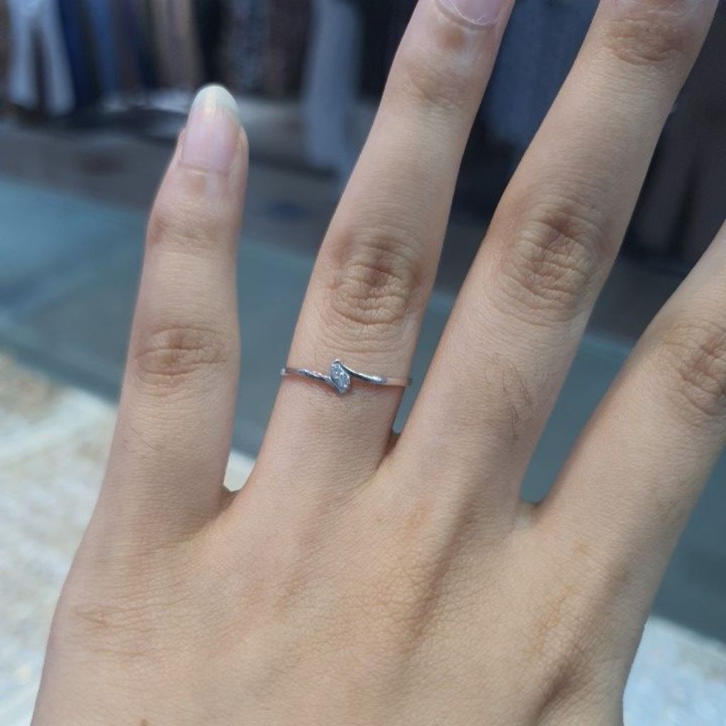 Cincin Emas Putih Fashion Wanita 0.56 Gram 750 17K Size 14