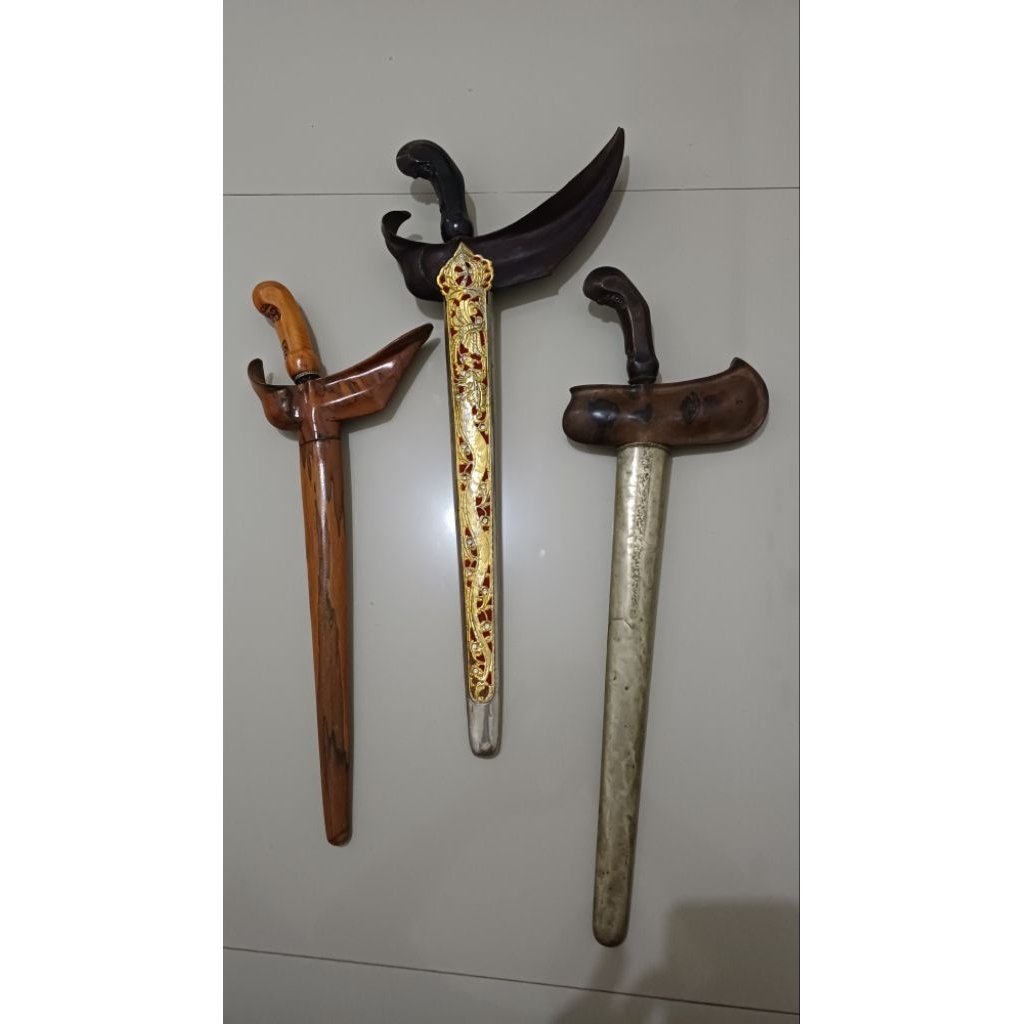 Borongan tiga keris lurus sepuh peninggalan