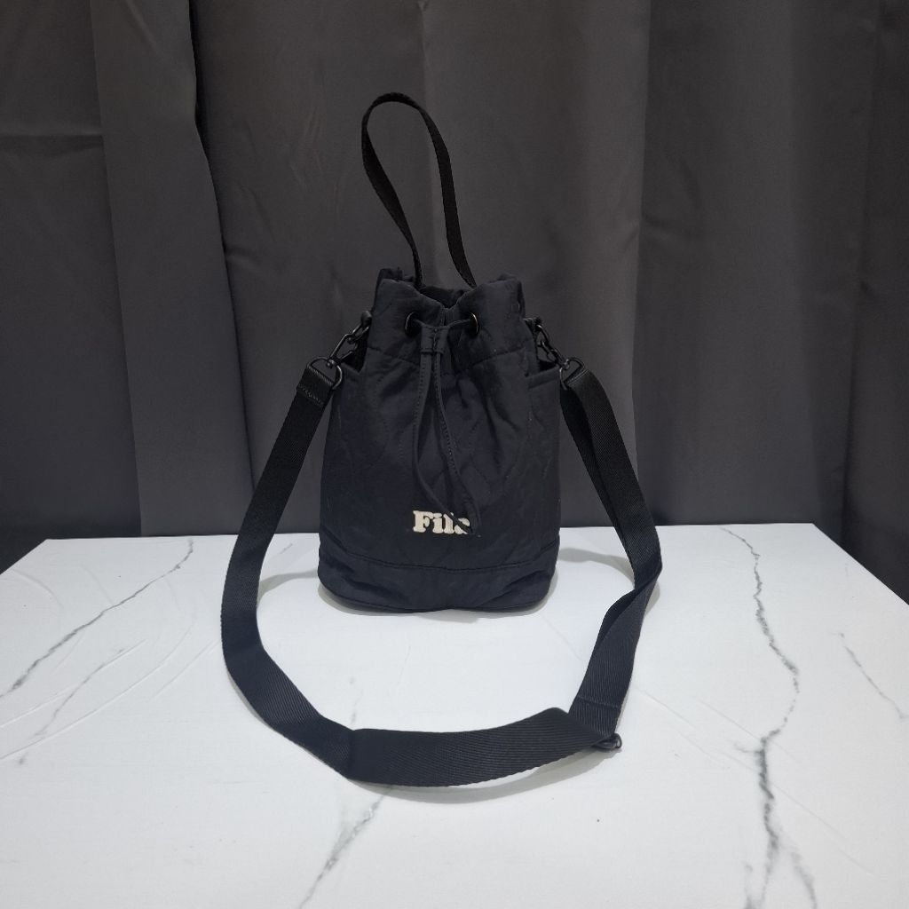 Fila Slingbag Serut Bucket Bag Nylon in Black
