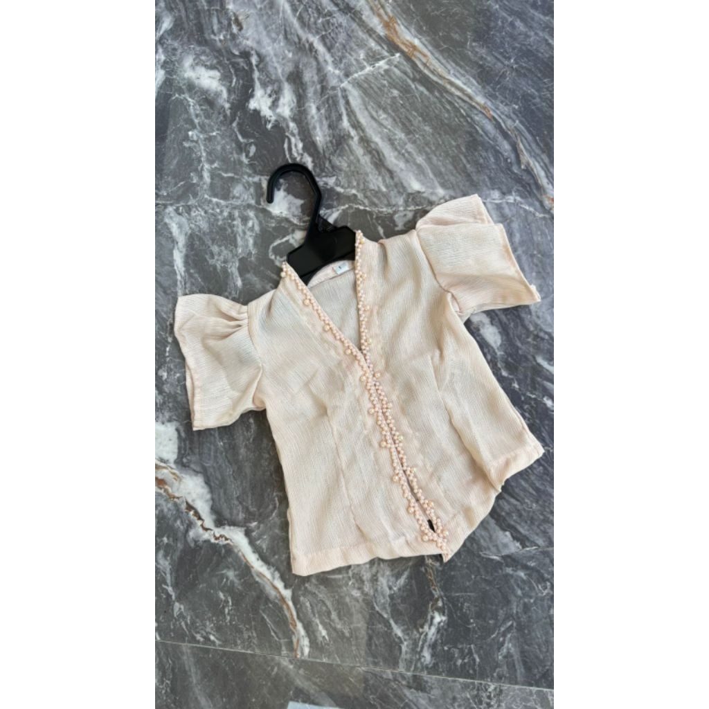 Kebaya Yoryu Cream Payet Mutiara Pakaian Adat Bali