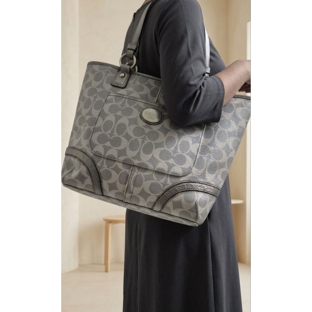 Tas Coach peyton signature