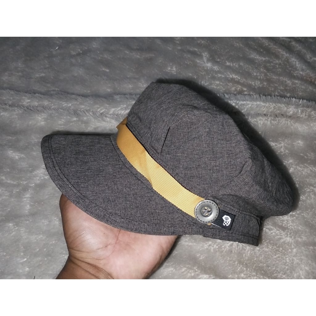 Topi MOUNTAIN HARDWEAR visor pendek Size 56cm Second