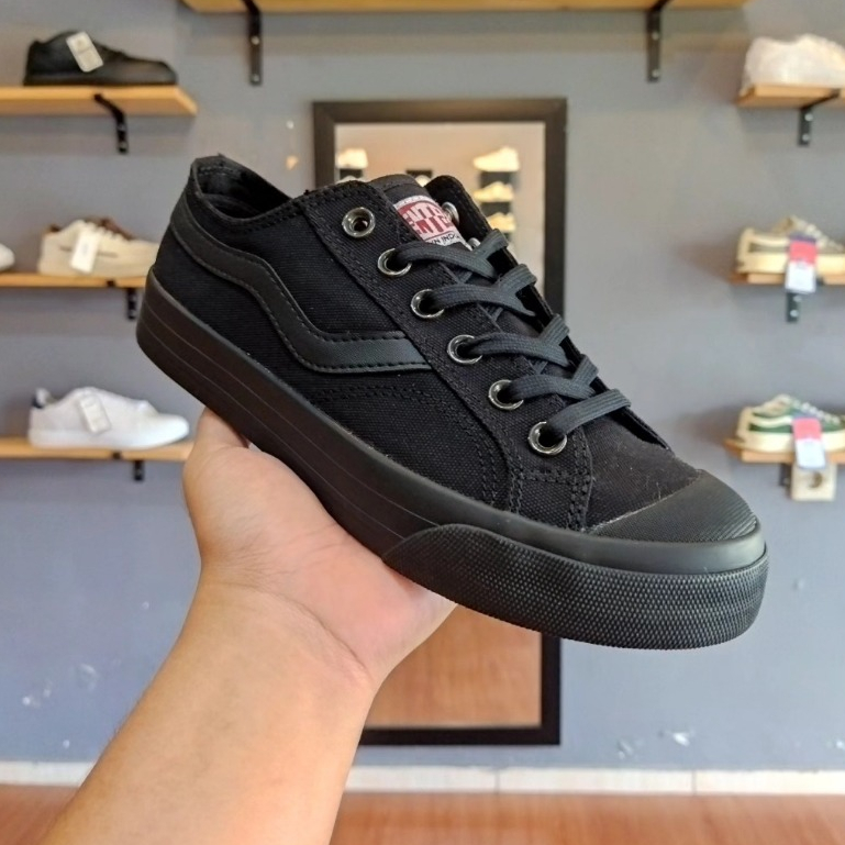 Ventela Public Low All Black Sepatu Hitam Polos