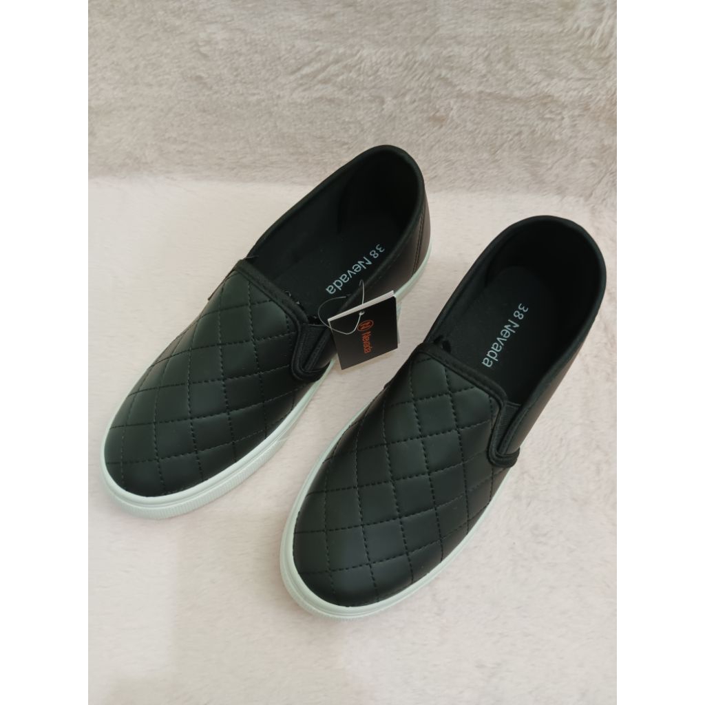 Sepatu Wanita Nevada Hitam size 38