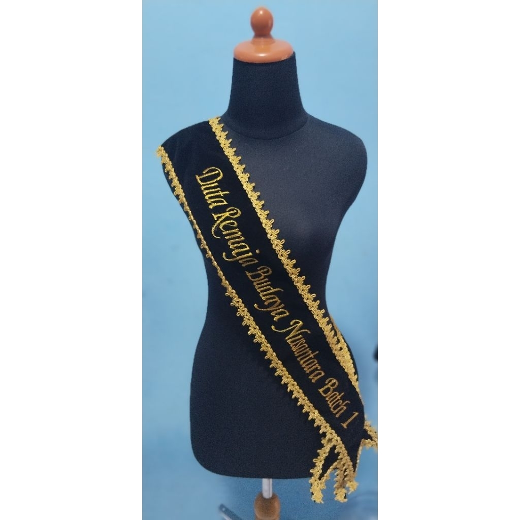 Selempang Wisuda Bludru Bordir -RENDA