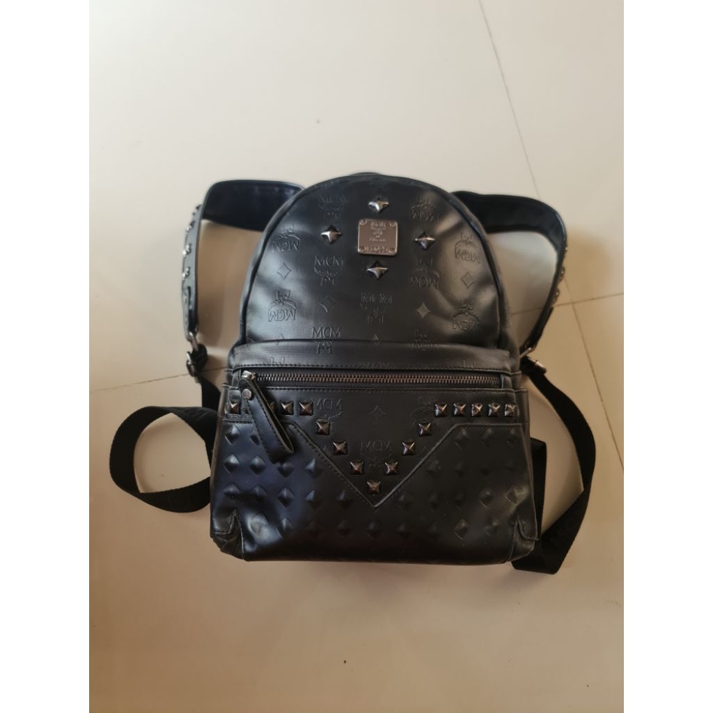 123. Tas Ransel Wanita MCM Munchen Black Medium
Mantan / Bekas / Second

Size : 26cm x 12cm × 31cm

