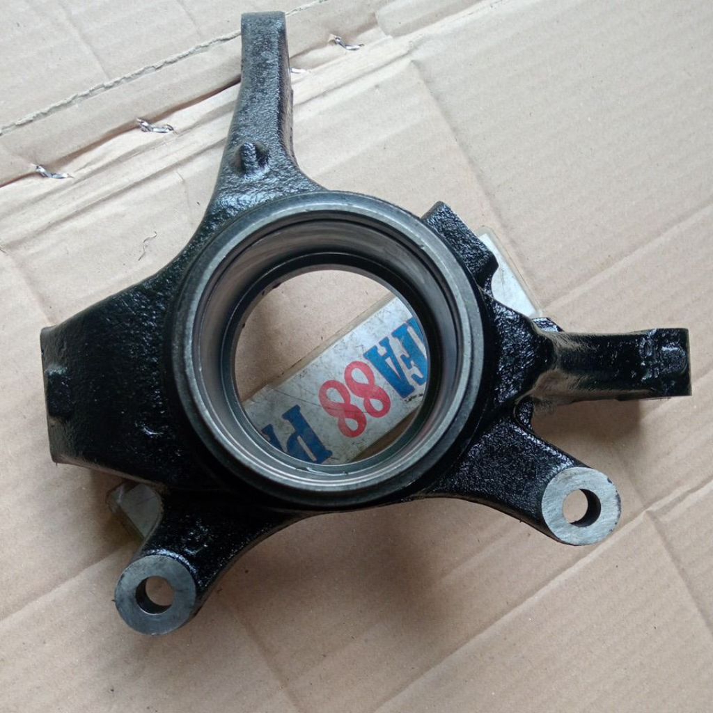 Knuckle Depan Roda Suzuki Swift kanan 63J