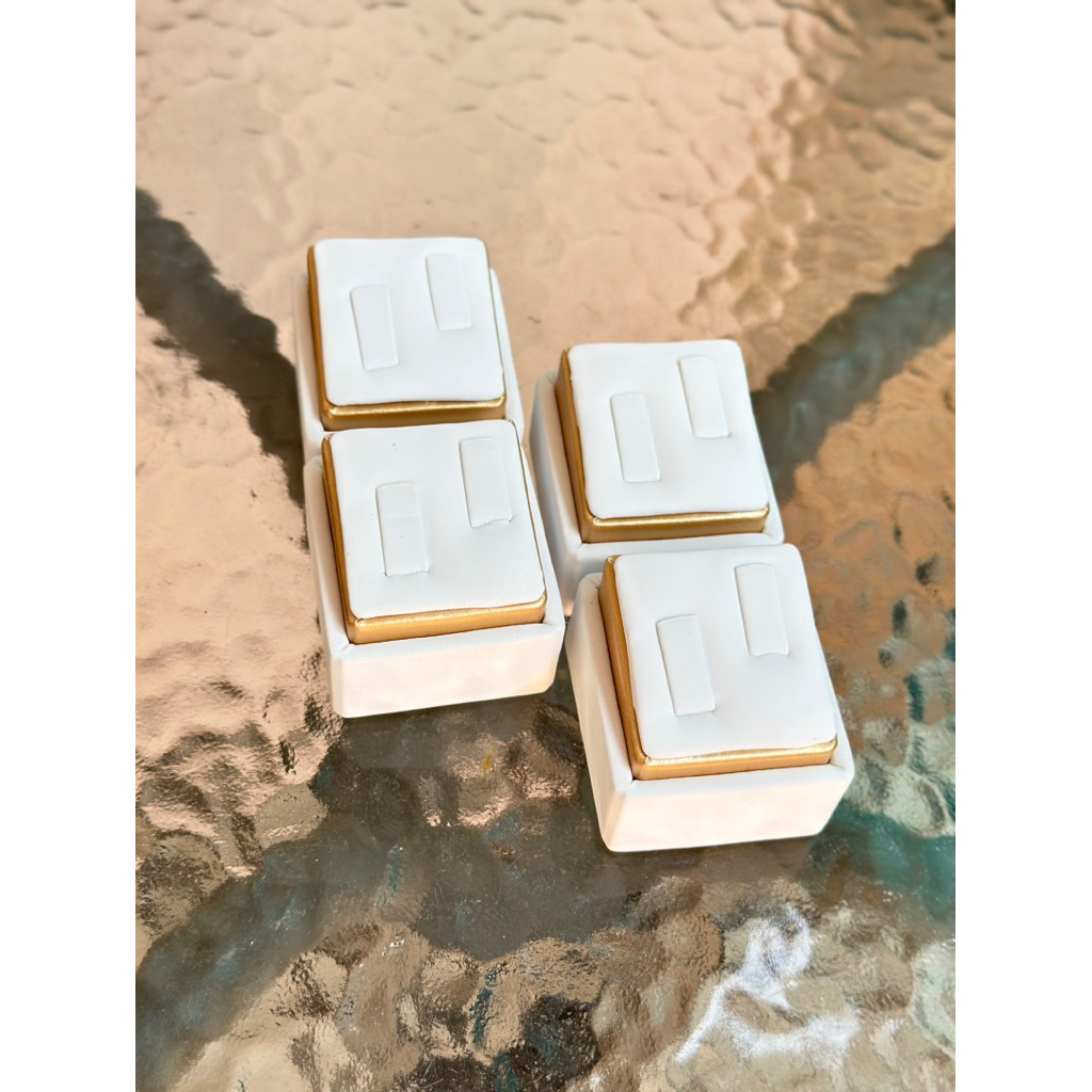[READY STOK] Display Cincin Kawin warna putih list gold -Pajangan cincin Elegant model couple