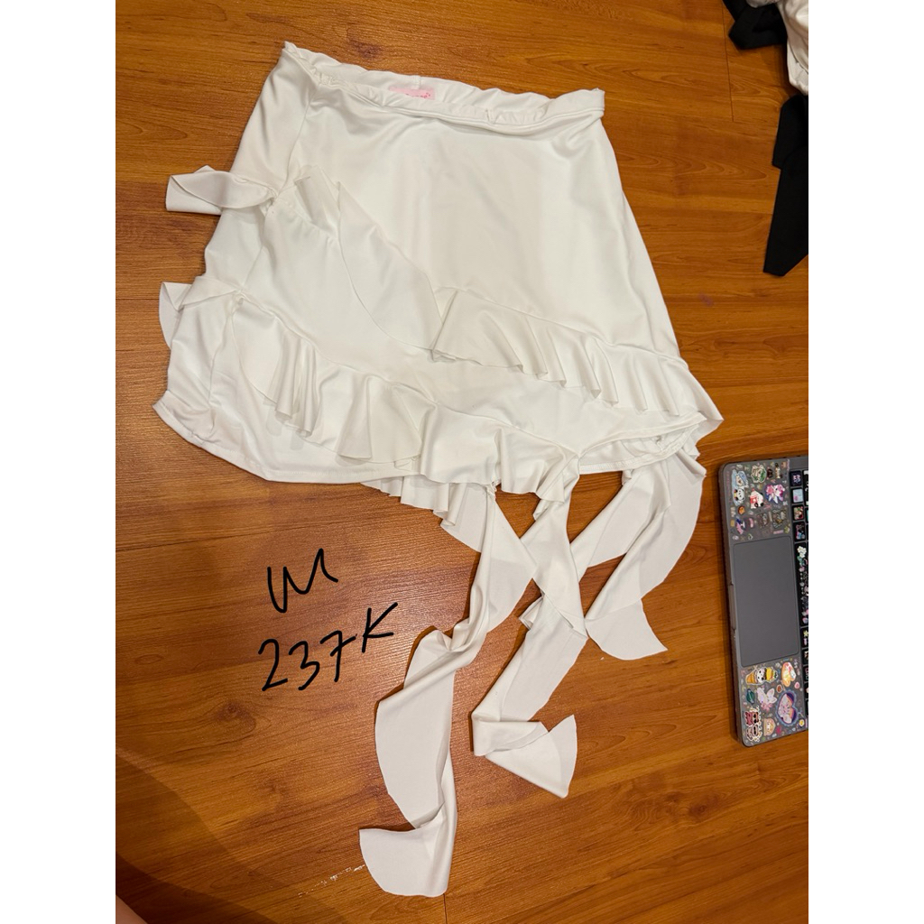 preloved she wears sugar with love the brand beach wear top halter neck and white skirt baeshic blac