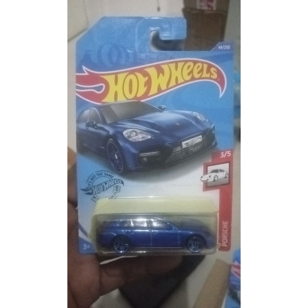 hot Wheels Porsche Panamera biru