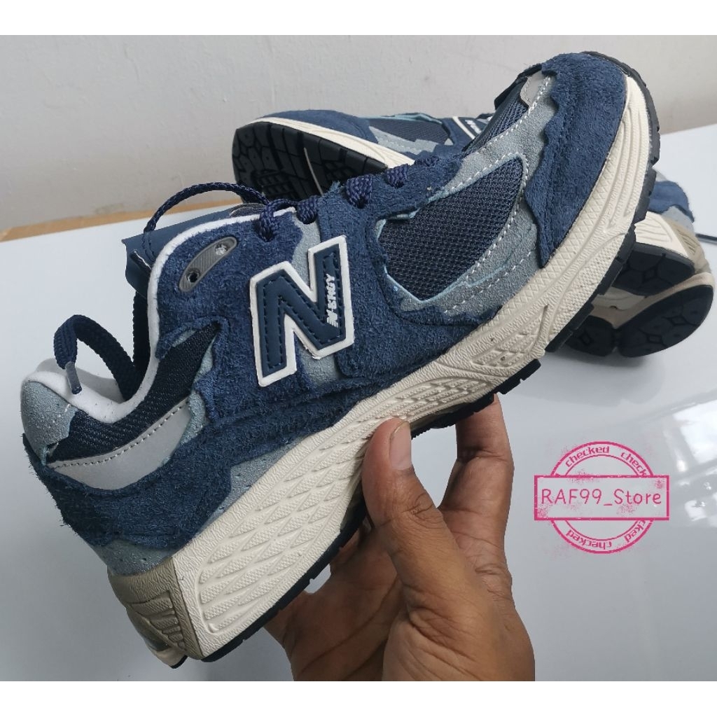 New Balance 2OO2R size 37