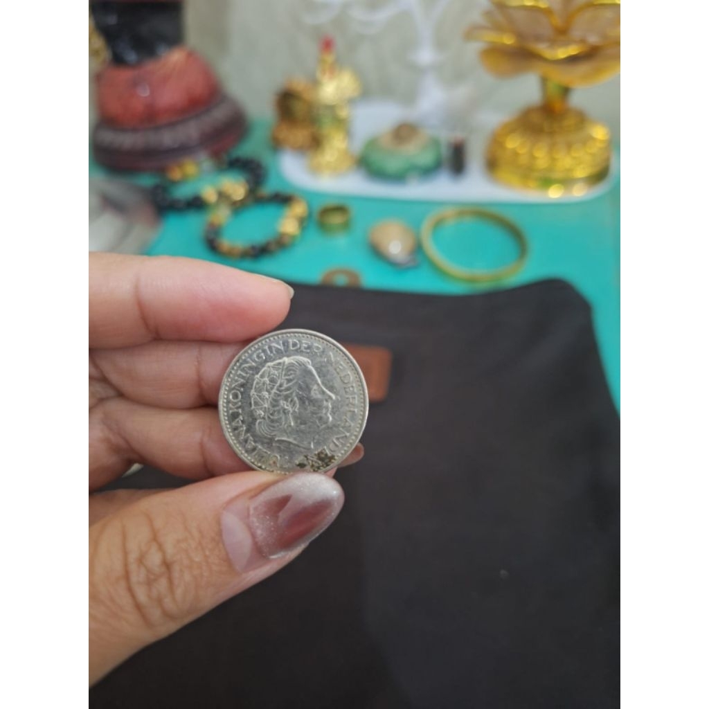 Koin 1 gulden dari Negara belanda koin 
Tahun 1977 koin asli 
Limited edition 
Barang terawat 
Pemak