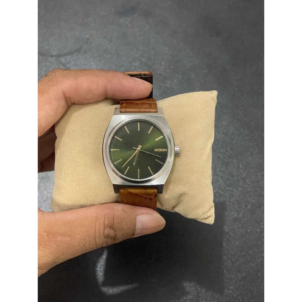 Jam Tangan Nixon Original – Dial Hijau Elegan – Strap Kulit Coklat – Bekas Terawat